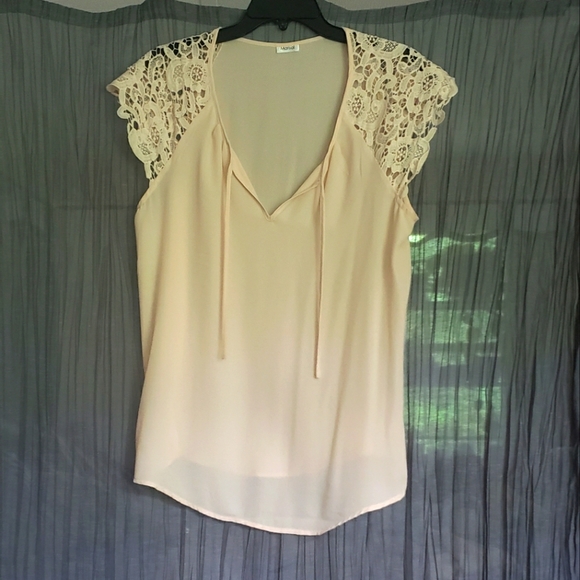 Beautiful chiffon like blouse, with lace cap sleeves. NWOT - Picture 1 of 5